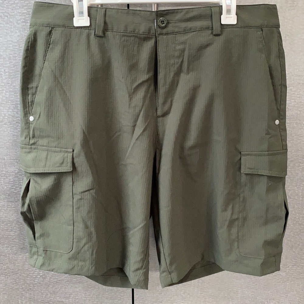 Men’s Under Armour cargo shorts-Army Green size-36
